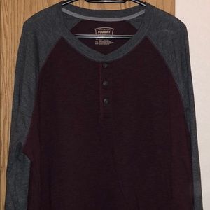 Men’s gray/maroon long sleeve shirt